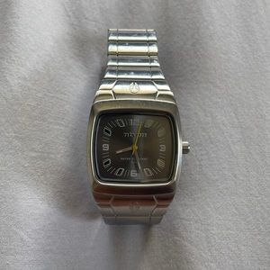 ✨EUC Nixon The Manual Watch NEEDS BATTERY✨